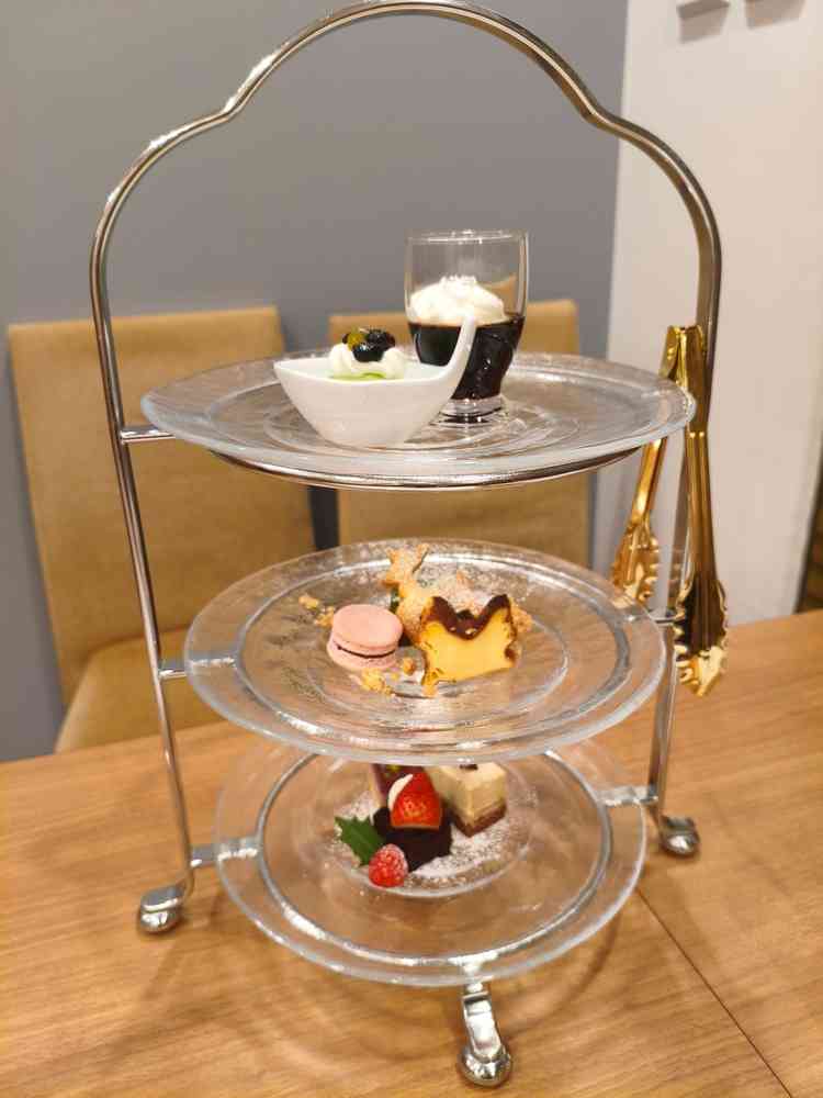 デザートもアフタヌーンティー風にしていただく、アレンジもあるそうな。