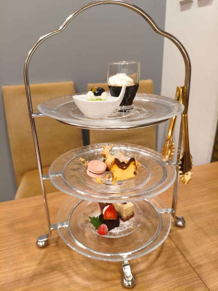 デザートもアフタヌーンティー風にしていただく、アレンジもあるそうな。