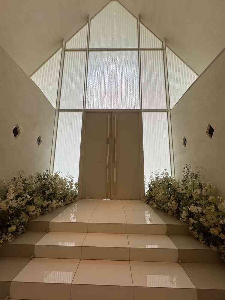 チャペルの入場は階段があり、高さがあるので、参列者が見やすいように設計されていました。