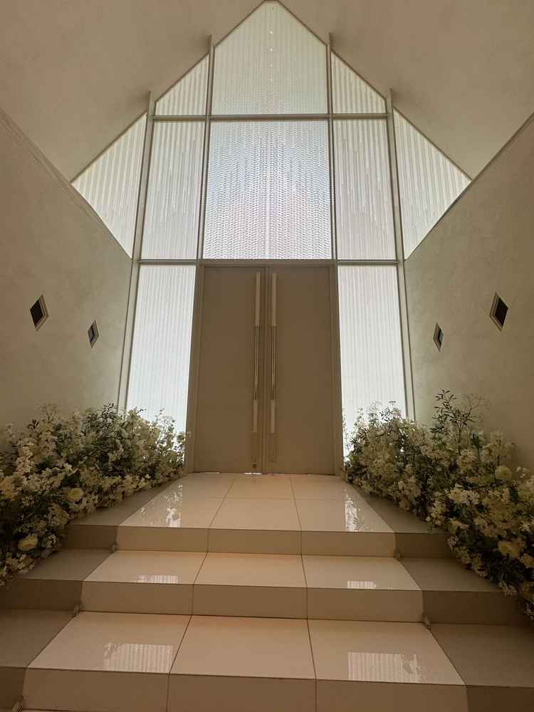 チャペルの入場は階段があり、高さがあるので、参列者が見やすいように設計されていました。