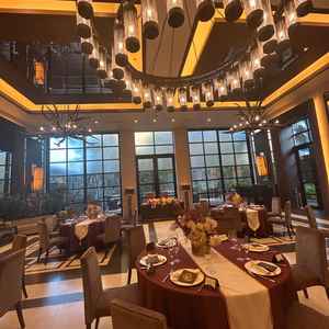 ホワイトヒルズとは全く違うモダンな印象のストーンヒルズの披露宴、おしゃれでアーティスティックでした。