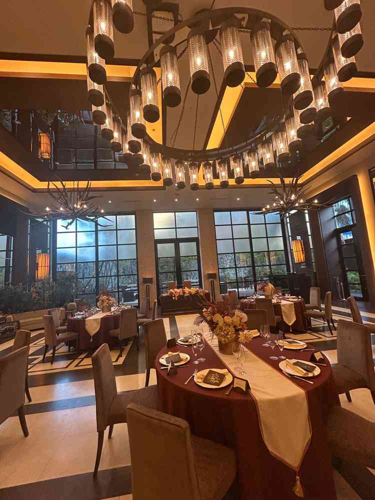 ホワイトヒルズとは全く違うモダンな印象のストーンヒルズの披露宴、おしゃれでアーティスティックでした。