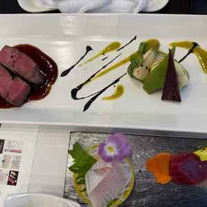 試食は2品。お刺身は美味しかったです。お肉は柔らかいですが、味付けは普通でした。