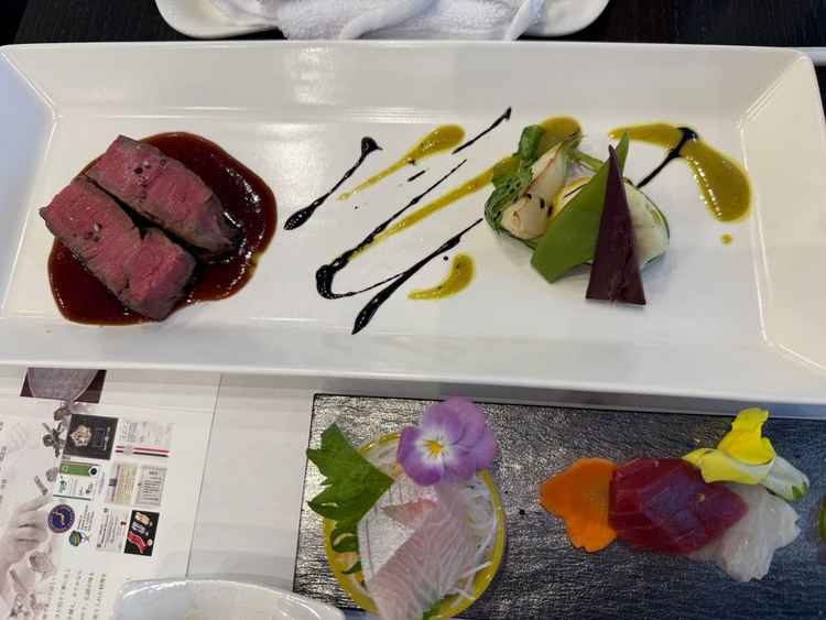 試食は2品。お刺身は美味しかったです。お肉は柔らかいですが、味付けは普通でした。