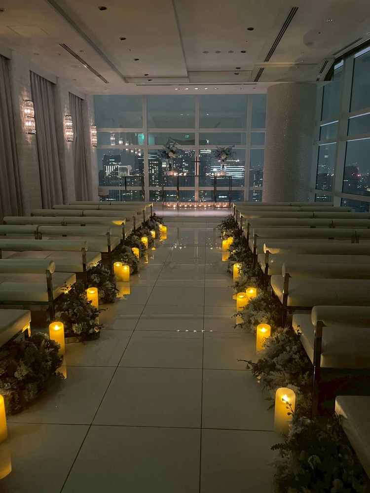 チャペルの様子。夜の見学だったため、夜景が綺麗でろうそくに照らされた幻想的な空間でした