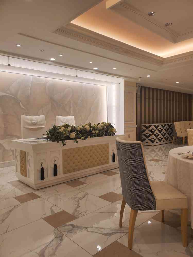 披露宴会場はスクリーンが複数あり外の光が入る大きな窓&テラスがあり素敵な空間を演出してました。