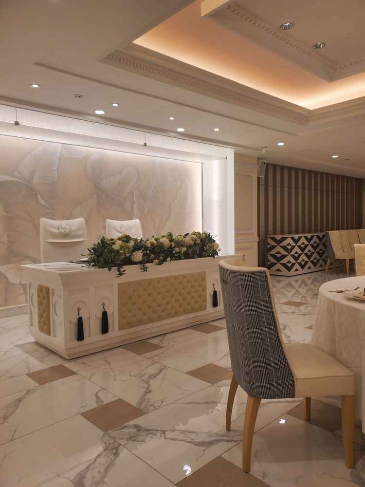 披露宴会場はスクリーンが複数あり外の光が入る大きな窓&テラスがあり素敵な空間を演出してました。