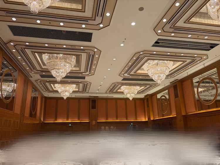 披露宴会場のシャンデリアが素敵でした。シャンデリアの周りの部分の色が変えられるそうです。