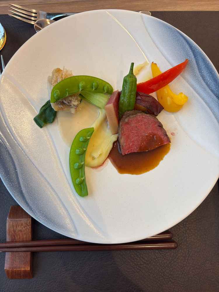 お食事中にスタッフの方が見積もりや日程の空き等を確認してくださいました。