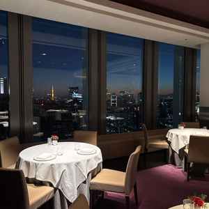 シックな雰囲気の会場