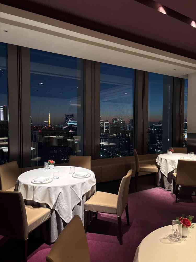 シックな雰囲気の会場