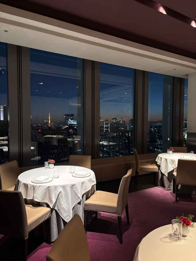 シックな雰囲気の会場