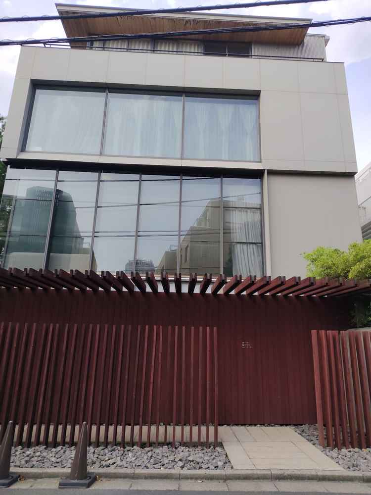 会場外観。外からはゲストや新郎新婦が見えないように設計されている。