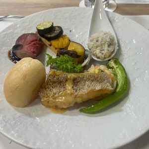 ワンプレートに色々な料理をまとめて試食させていただきました。