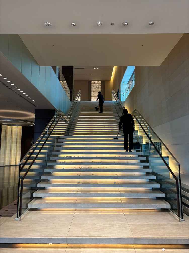 コンラッドの有名な階段。写真の通り綺麗だった。