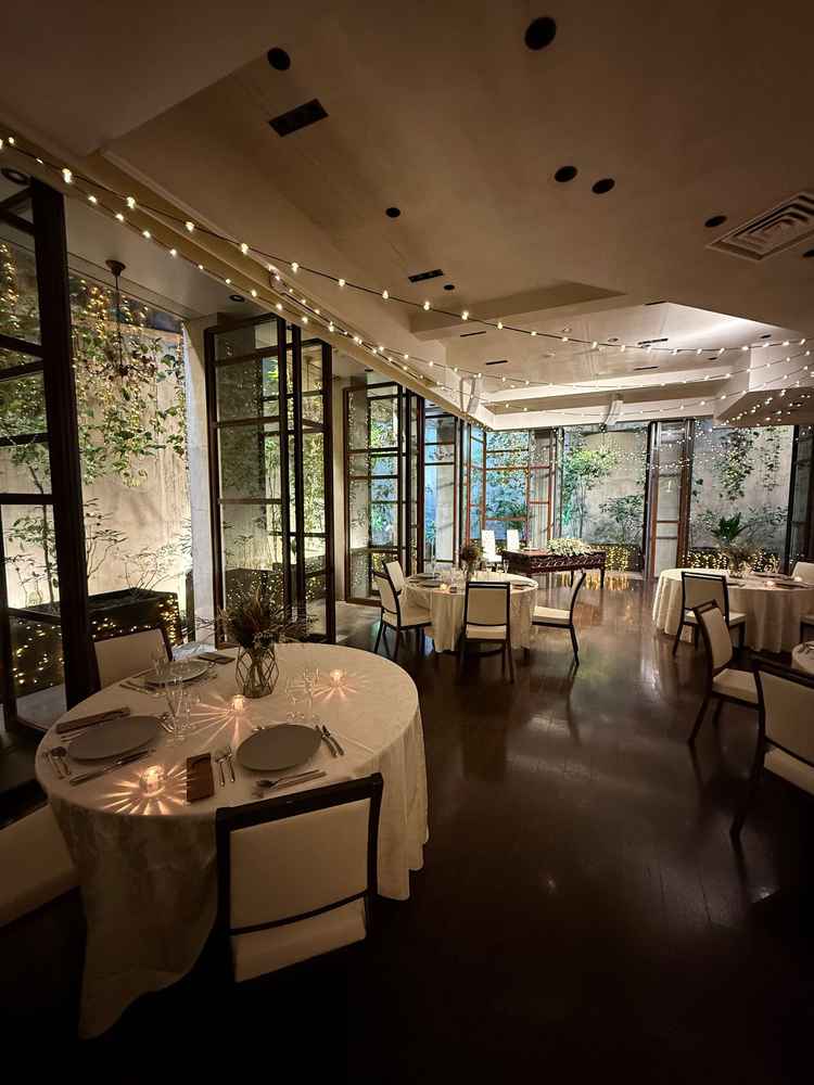 ライトのインテリアが特徴的な披露宴会場①でした。