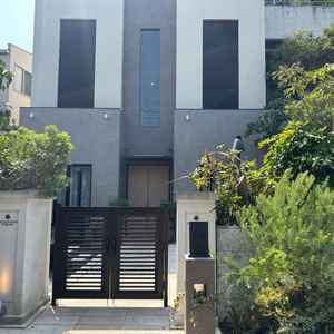 メインの入り口です。緑が溢れていて自然光も映えています。