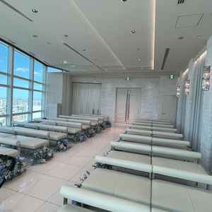 青いお花がチャペルを華やかにしており、椅子の背もたれも低いので着物の人も座りやすく配慮されていた。