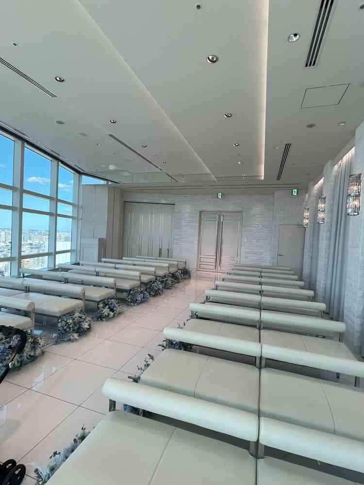 青いお花がチャペルを華やかにしており、椅子の背もたれも低いので着物の人も座りやすく配慮されていた。