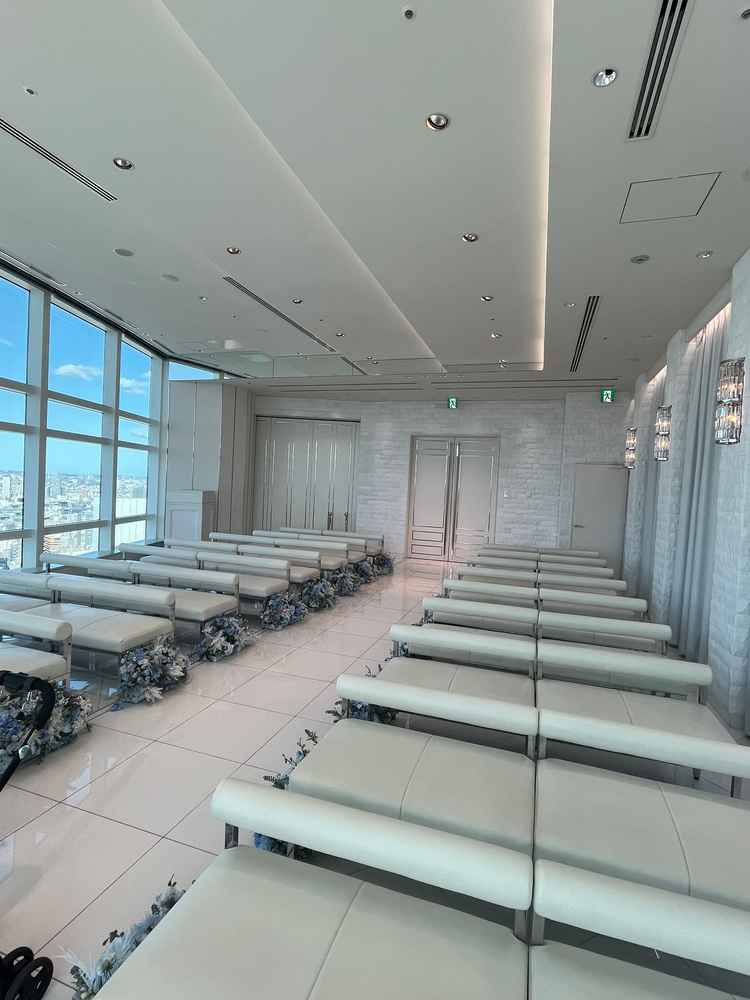 青いお花がチャペルを華やかにしており、椅子の背もたれも低いので着物の人も座りやすく配慮されていた。