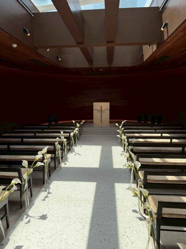 チャペルの写真です。ウッド調で白いドレスが映える色合いになっていました。