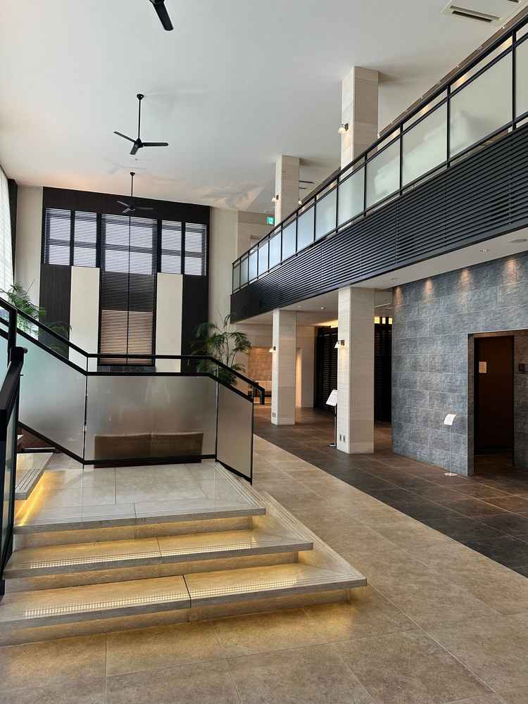 ラヴィマーナ神戸の玄関口。落ちついた雰囲気で居心地よく感じられた。