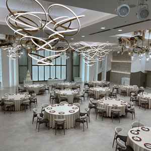 照明のデザインが素敵な会場、フィガロ