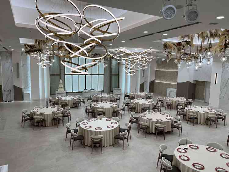 照明のデザインが素敵な会場、フィガロ