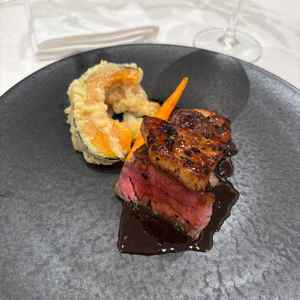 試食のお肉はフランベ演出もあり、当日新郎の盛り付け演出をするのも面白そうだった