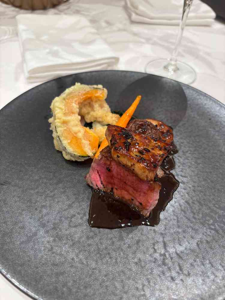 試食のお肉はフランベ演出もあり、当日新郎の盛り付け演出をするのも面白そうだった