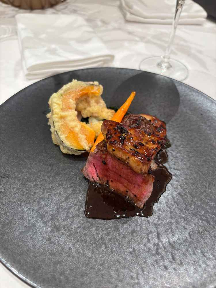 試食のお肉はフランベ演出もあり、当日新郎の盛り付け演出をするのも面白そうだった