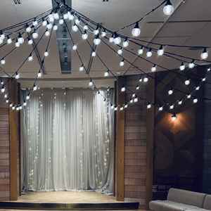 新郎新婦が主役になれるチャペル。アーチを作ったりお花の道を作ったり自由度高くアレンジできる。