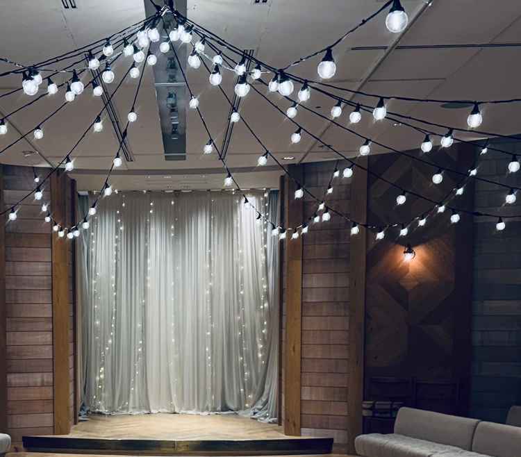 新郎新婦が主役になれるチャペル。アーチを作ったりお花の道を作ったり自由度高くアレンジできる。