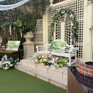 ガーデンでドリンクや演出が楽しめました。電線もなく、非日常感が味わえると思います。