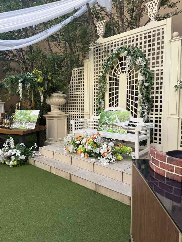 ガーデンでドリンクや演出が楽しめました。電線もなく、非日常感が味わえると思います。