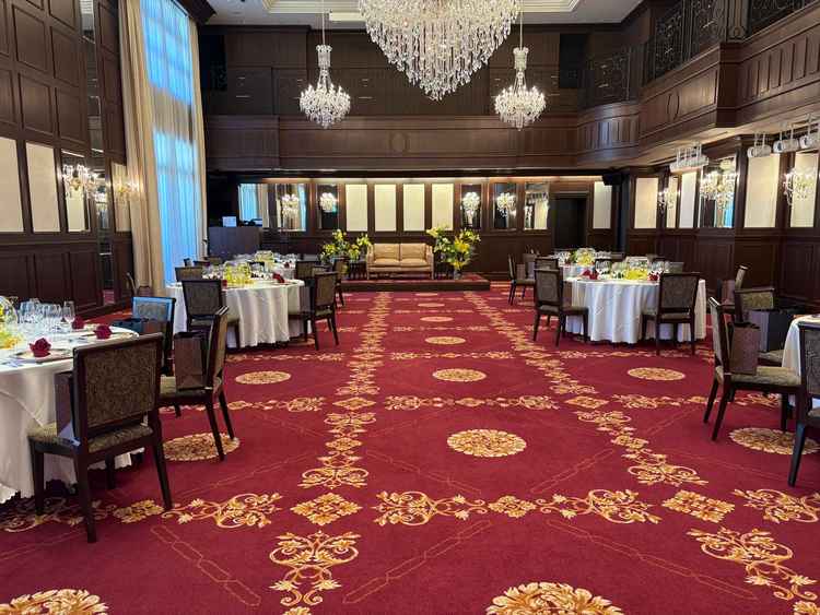 大きい方の会場。ここは窓もあり明るい。2階スペースもあり、演習に使えそう。