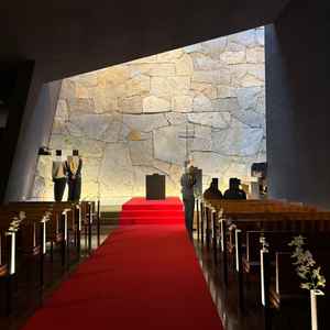 珍しい石壁のチャペル。あえて照明は抑えて、自然光を取り入れることで厳かな雰囲気があって素敵でした。