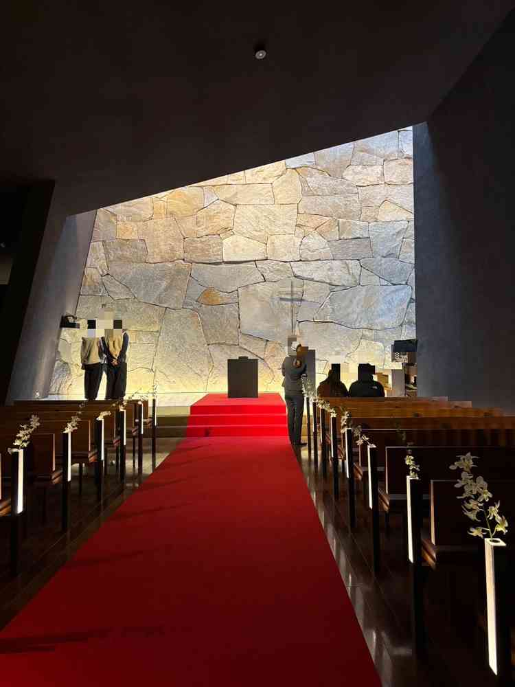 珍しい石壁のチャペル。あえて照明は抑えて、自然光を取り入れることで厳かな雰囲気があって素敵でした。