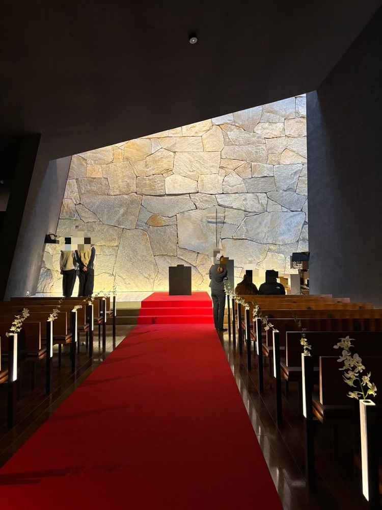 珍しい石壁のチャペル。あえて照明は抑えて、自然光を取り入れることで厳かな雰囲気があって素敵でした。