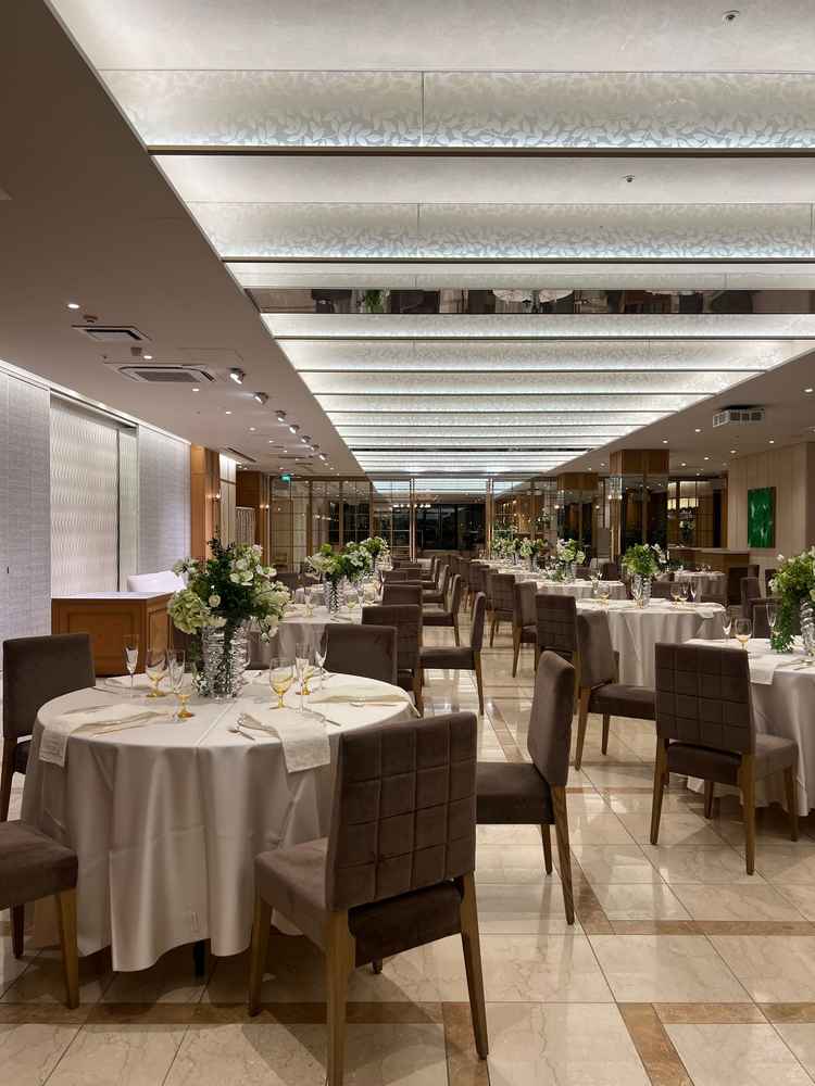 横に広い披露宴会場。テーブルクロスやお花だけで無くカトラリー類もアレンジ可能。