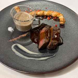 メインのプレートでマッシュルームのスープがきのこ嫌いの人も美味しいというくらい美味しい