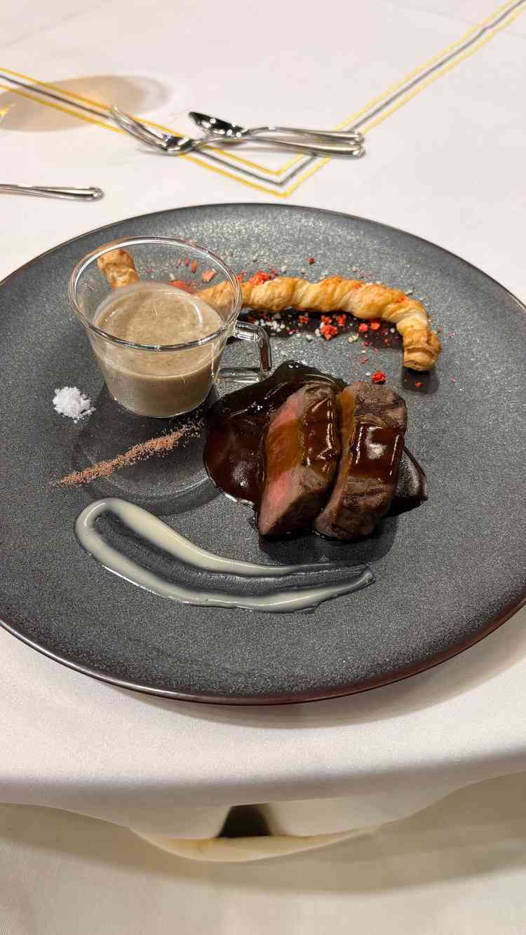 メインのプレートでマッシュルームのスープがきのこ嫌いの人も美味しいというくらい美味しい