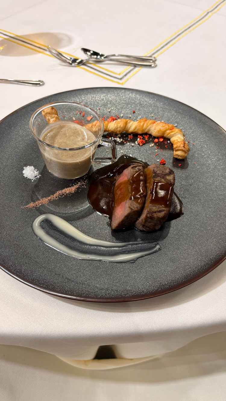 メインのプレートでマッシュルームのスープがきのこ嫌いの人も美味しいというくらい美味しい