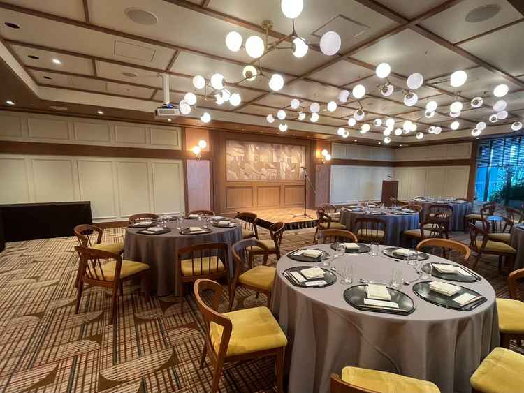 披露宴会場（奥にオープンキッチンがあるそうです）