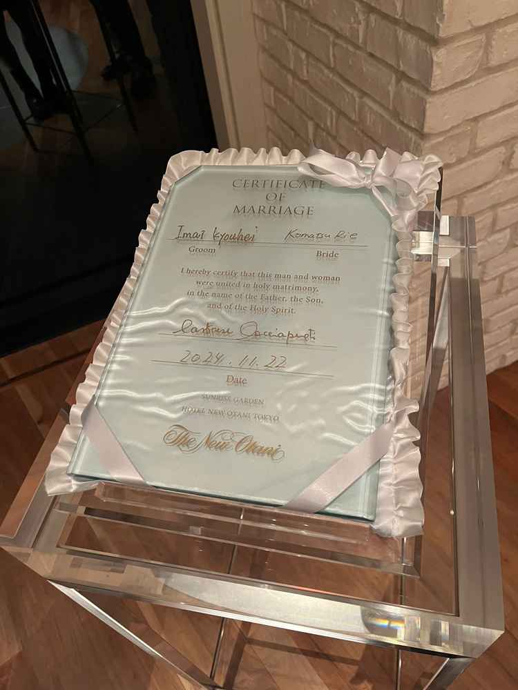 ガラスの結婚証明証。インテリアとして飾れそうで素敵でした。