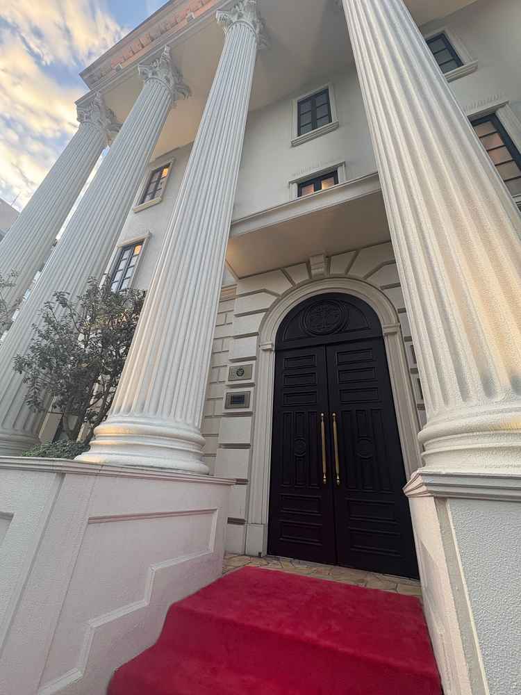 式場の外観です。宮殿のような佇まいで、この入り口の前で当日写真を撮ることもできるそう。