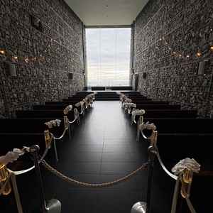 チャペル内の写真。見学時、天気は良くなかったが、それでも綺麗だった。