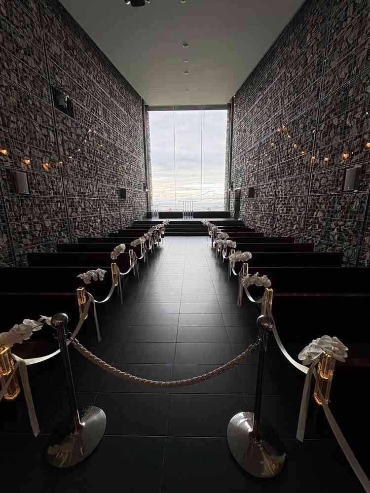 チャペル内の写真。見学時、天気は良くなかったが、それでも綺麗だった。