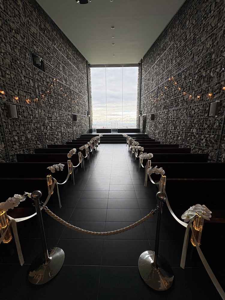 チャペル内の写真。見学時、天気は良くなかったが、それでも綺麗だった。