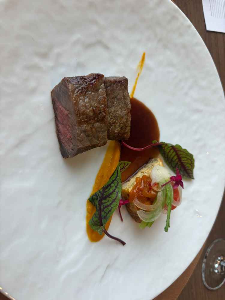 メインのお肉料理です。にんじんのソースが添えてあり美味しかったです。